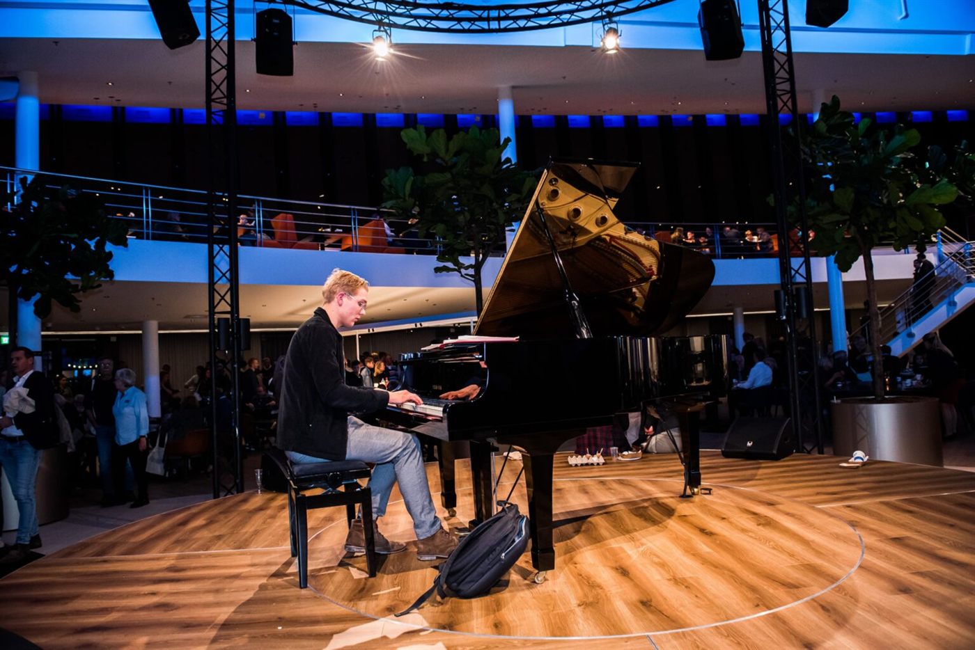 Levi speelt piano tijdens een event