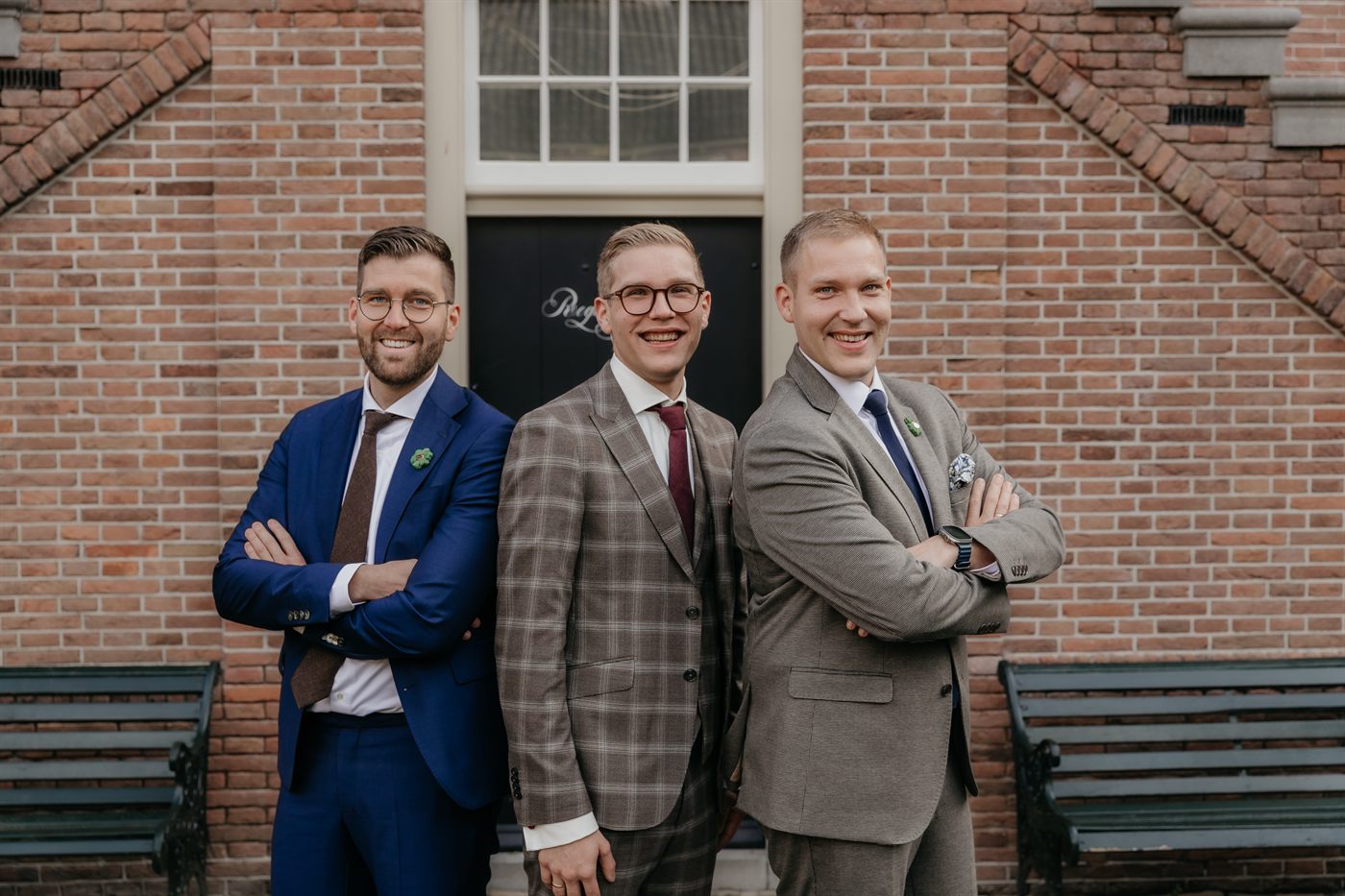 Levi in driedelig pak met twee anderen